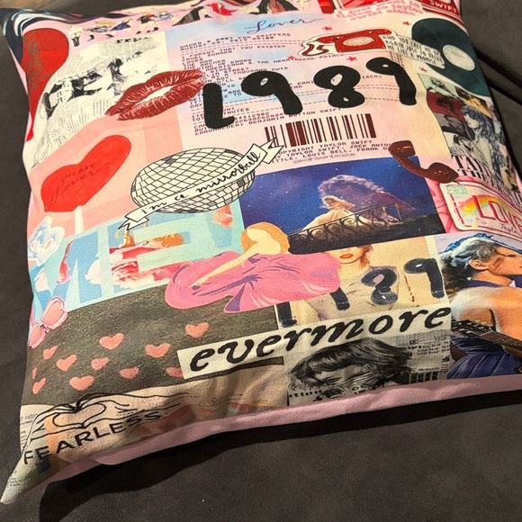Taylor Swift Throw Pillow - Picture 4 of 6